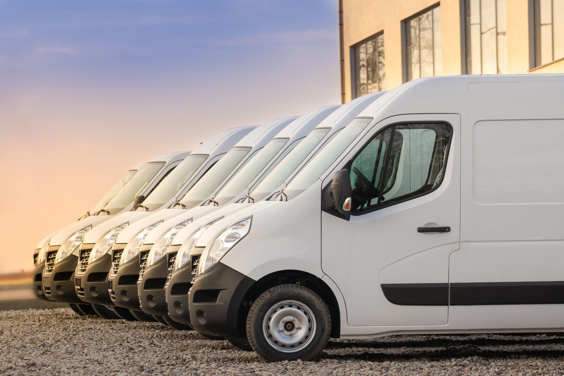 Weiße Transporter aufgereiht